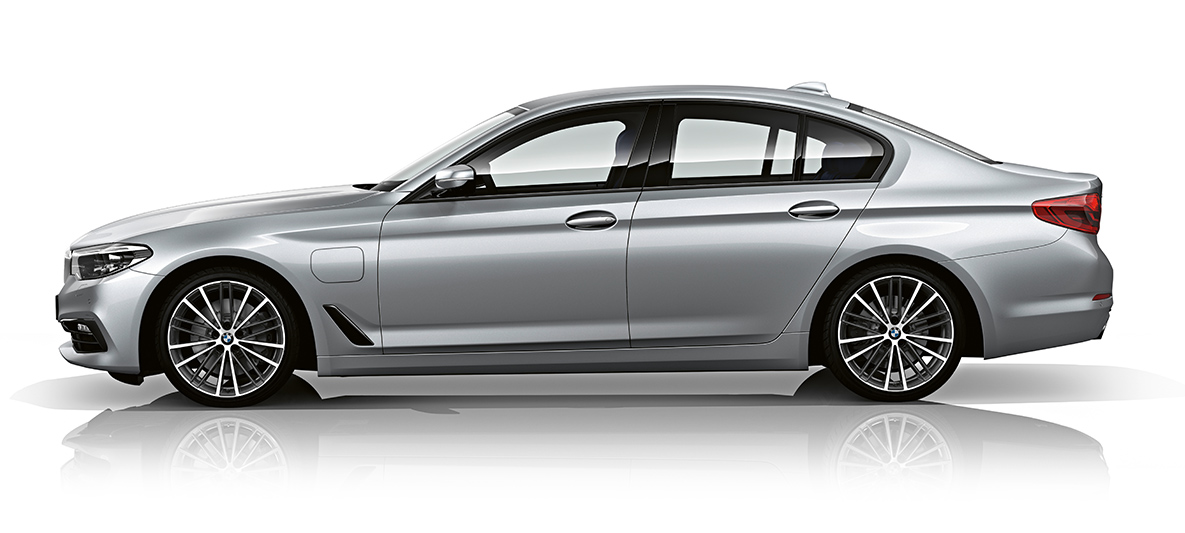 Aspecto de confianza en el auto híbrido 530e Vista lateral del coche híbrido en México 530e